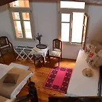 Myron House Apartmán *