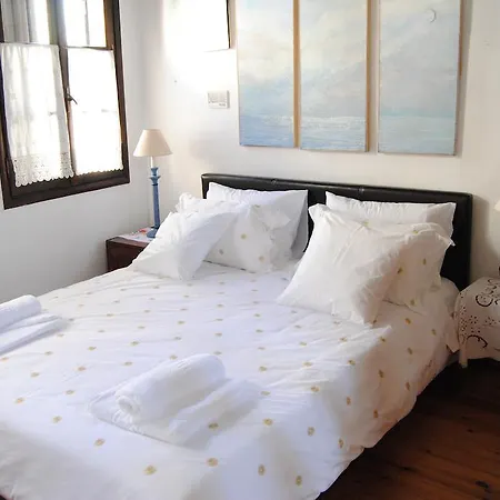 Myron House Апартаменти