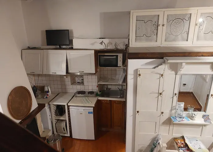 Myron House חאניה