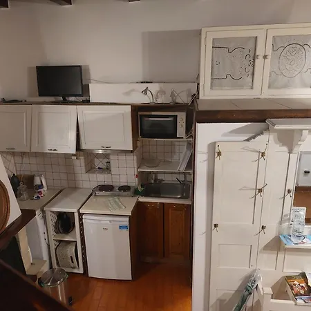 Myron House 하니아